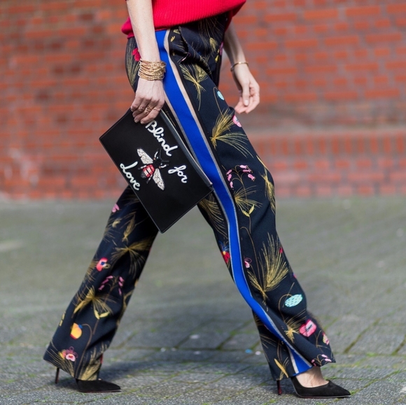 Gucci Bee Clutch - Picture 4 of 4